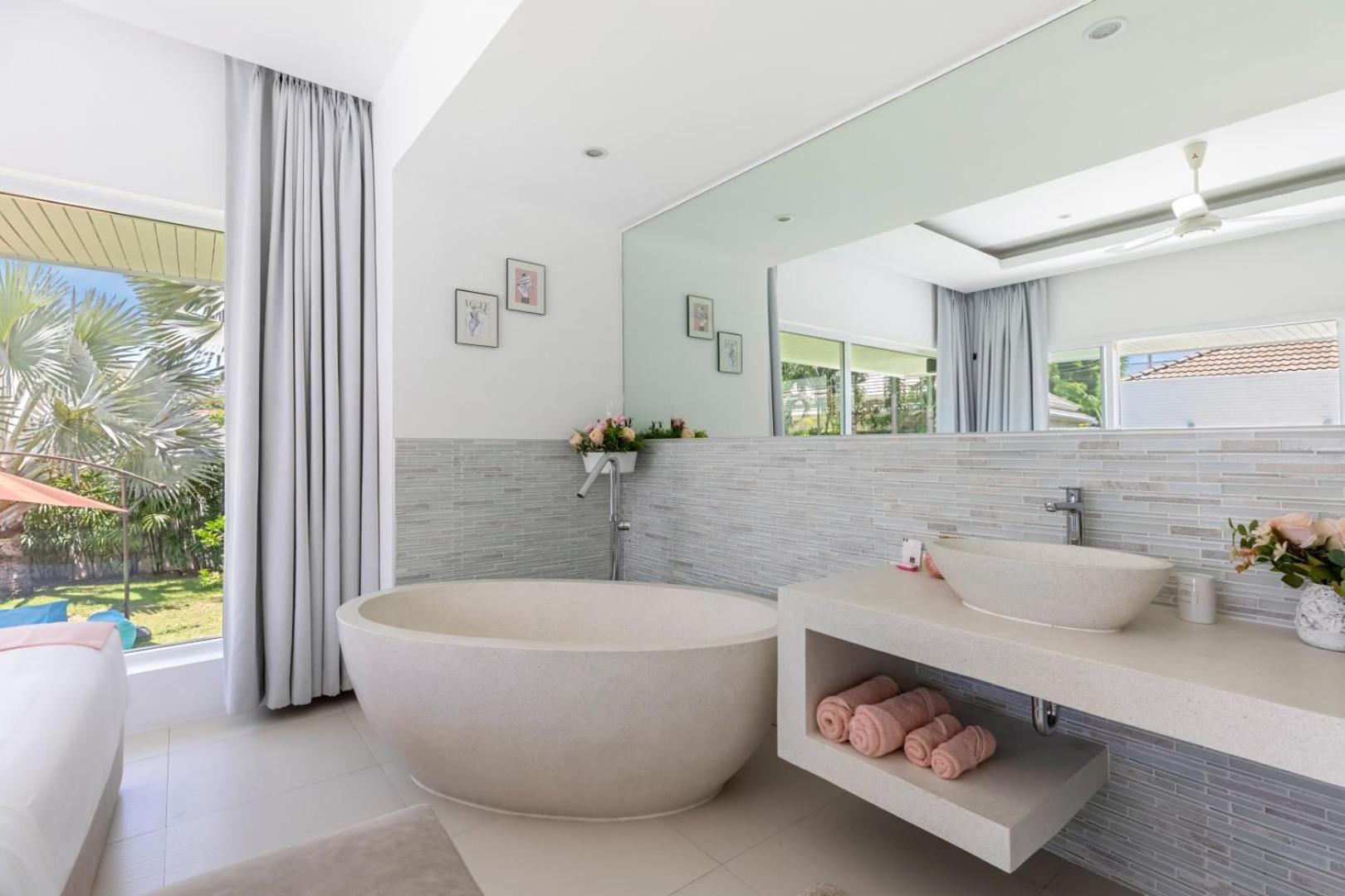 Villa 700m From & Luxury *