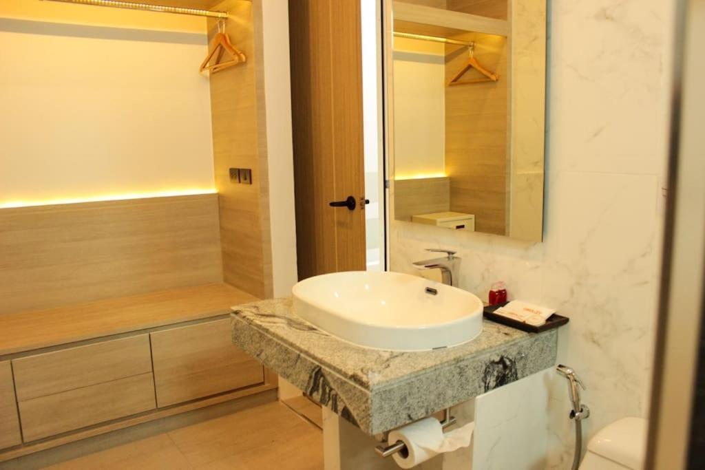Indoor Pool 2 Bed Walk To *