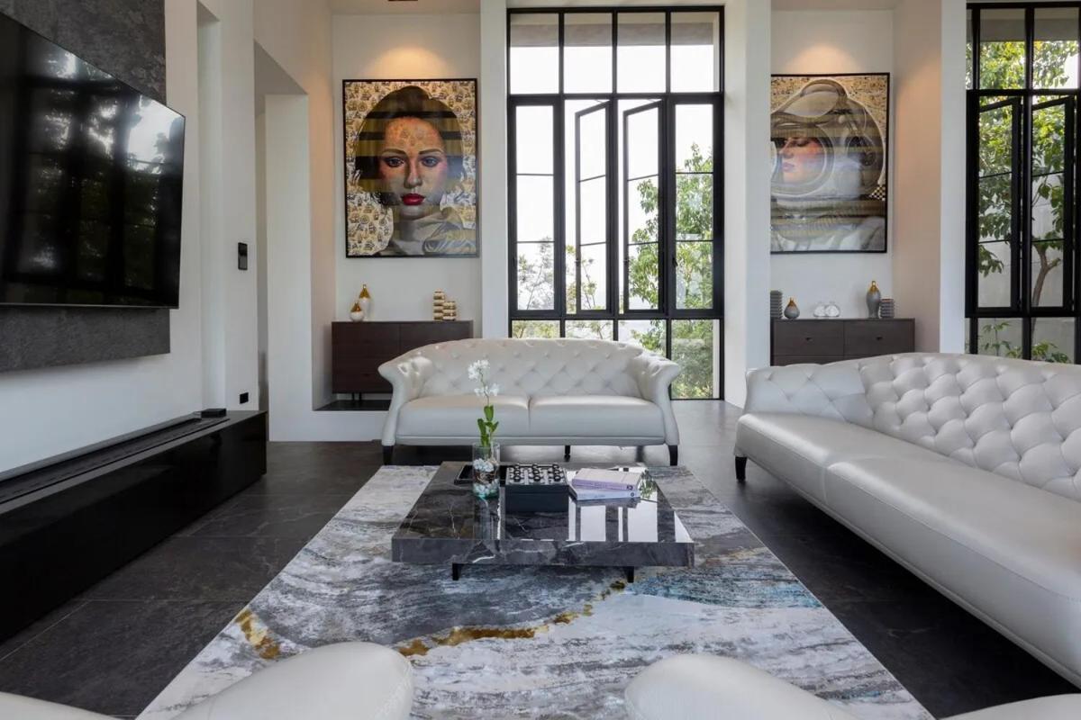 Raphy - Palatial & Luxurious Retreat *