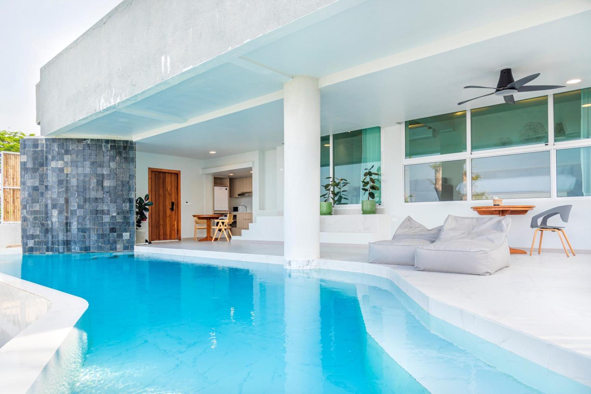 Hotel Replay Pool