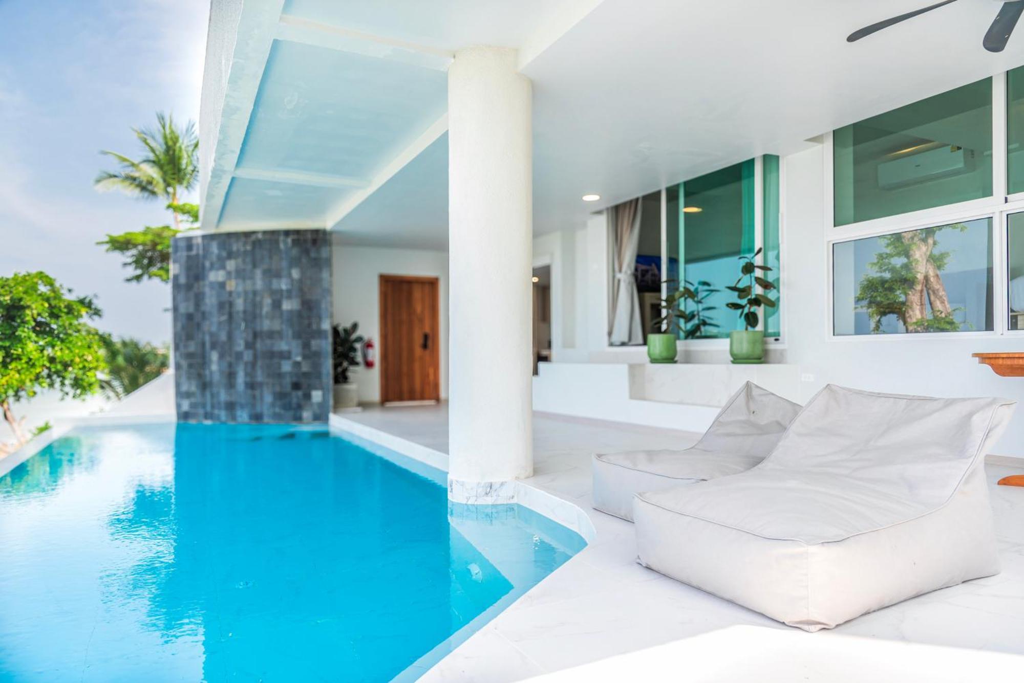 Hotel Replay Pool
