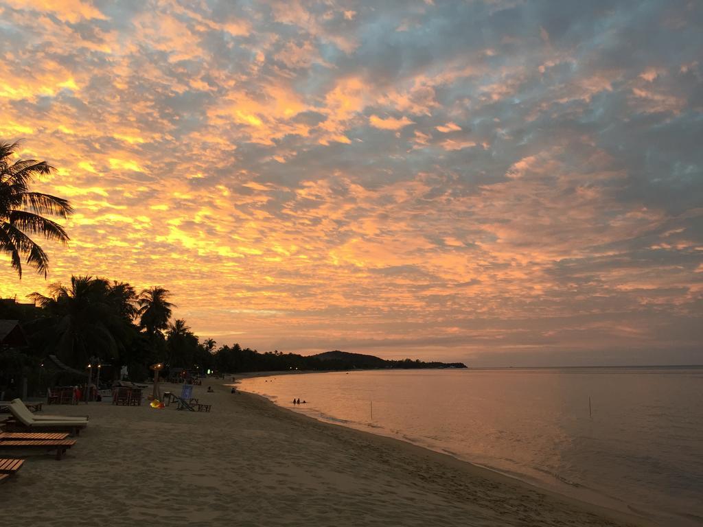The Cosy Maenam Beach Hotel