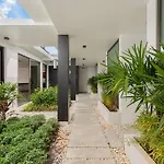 Villa Mango With Staff