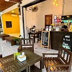 Vibes Samui Hostel And Cafe\'