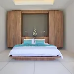 Villa Neung - Modern Beachfront Villa Near Bang Por
