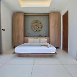 Villa Neung - Modern Beachfront Villa Near Bang Por