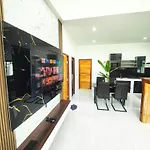 Sunny Petite Villa Close To Beach