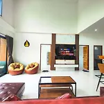 Sunny Petite Villa Close To Beach