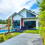 Sunny Petite Villa Close To Beach