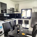 Sunny Petite Villa Close To Beach