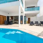 2 Bed Seaview Villa 5 Mins To Beach A2