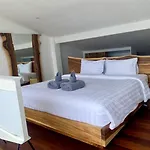Elvis Apartment Minimum 3 Nights Close Until June!