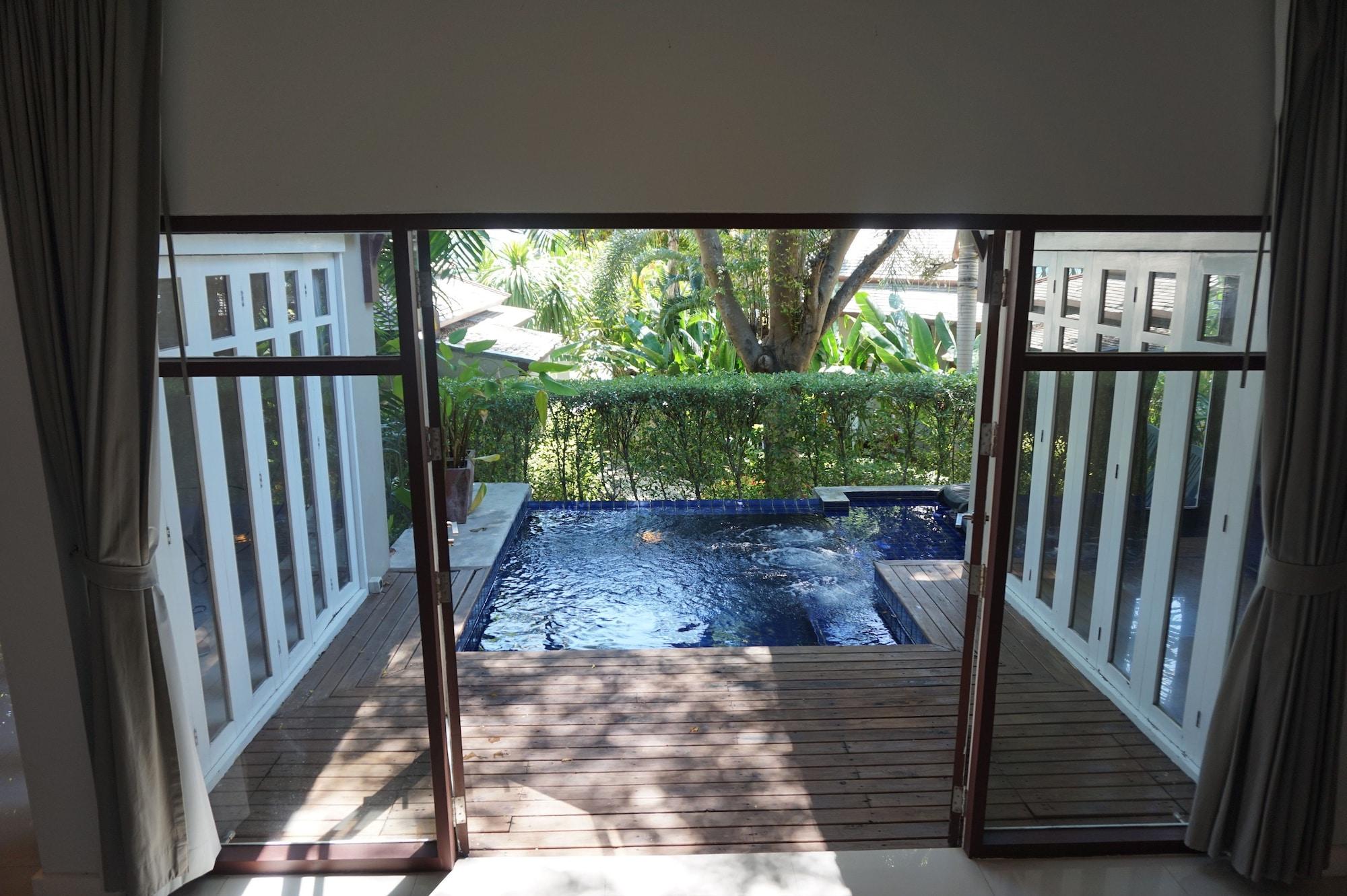 Replay Pool Beachfront Samui Resort