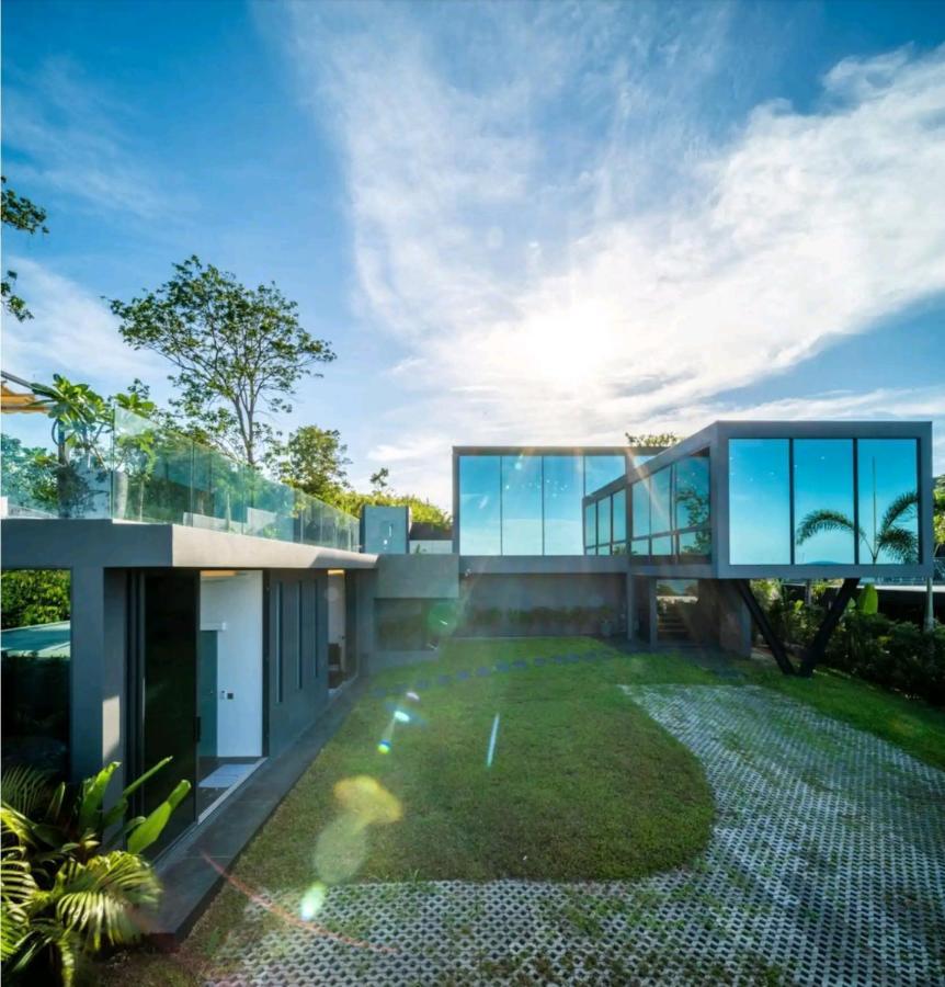 Obsidian, With Staff, Sea View And Walk To Villa