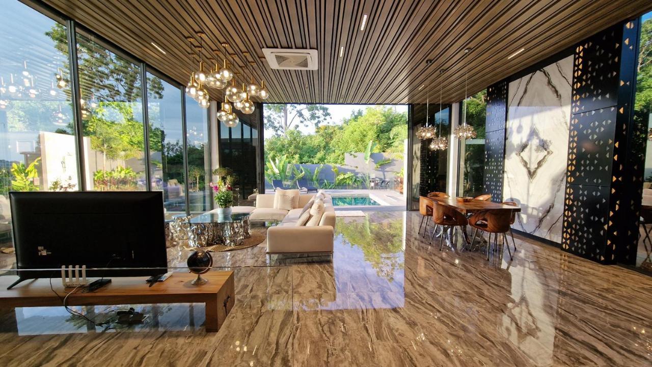 Obsidian, With Staff, Sea View And Walk To Villa *