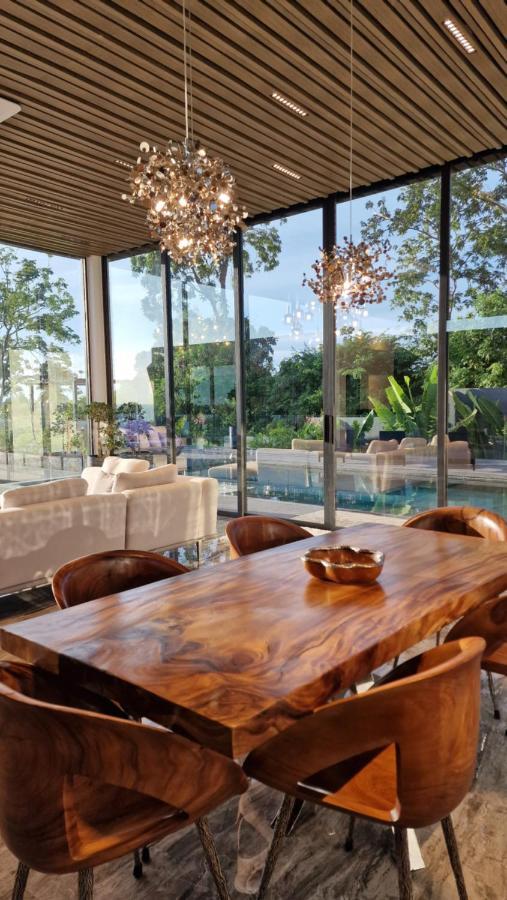 Villa Obsidian, With Staff, Sea View And Walk To