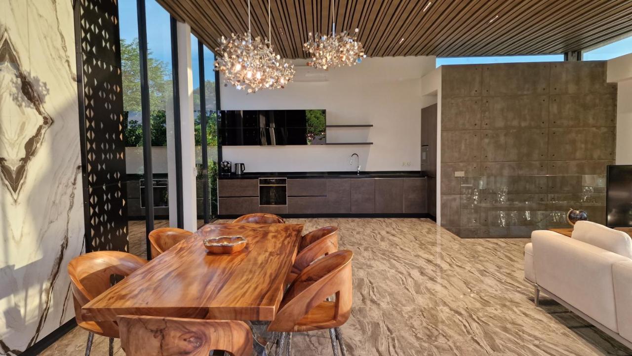Obsidian, With Staff, Sea View And Walk To Villa *