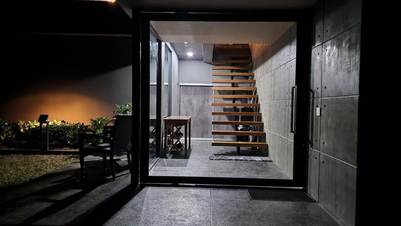 Villa Obsidian, With Staff, Sea View And Walk To *
