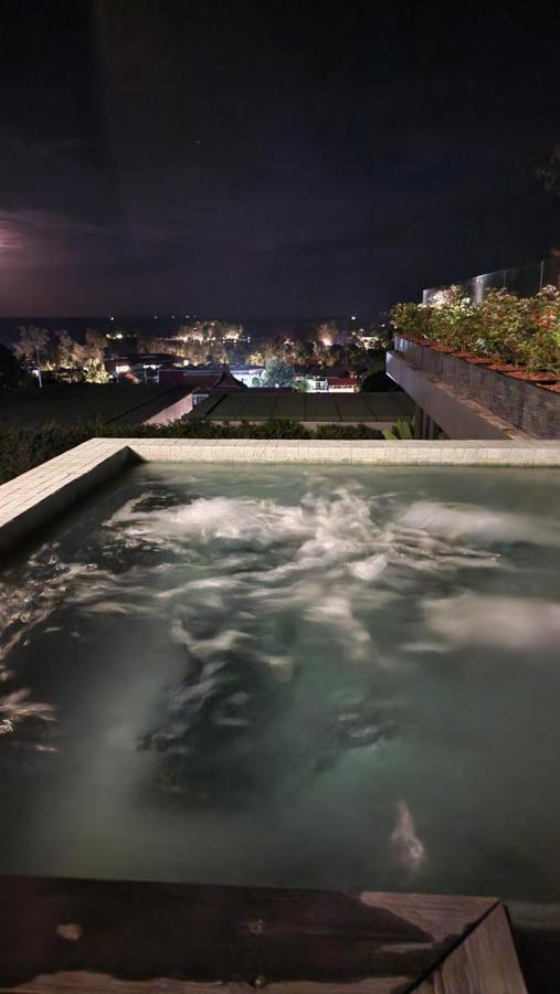 Villa Obsidian, With Staff, Sea View And Walk To *