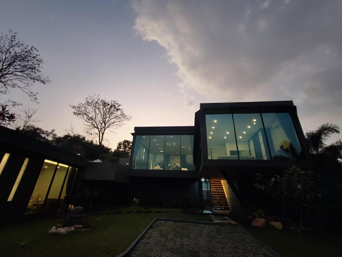 Villa Obsidian, With Staff, Sea View And Walk To
