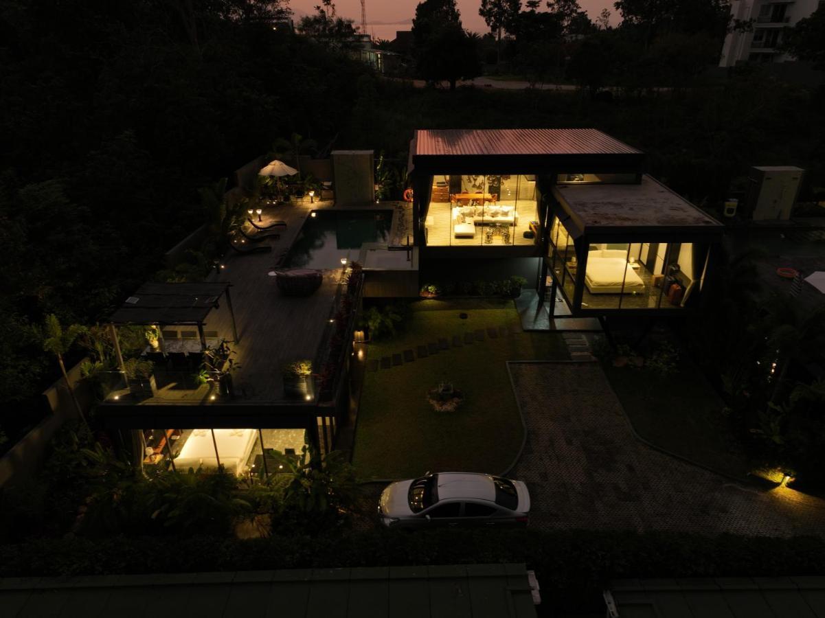 Obsidian, With Staff, Sea View And Walk To Villa
