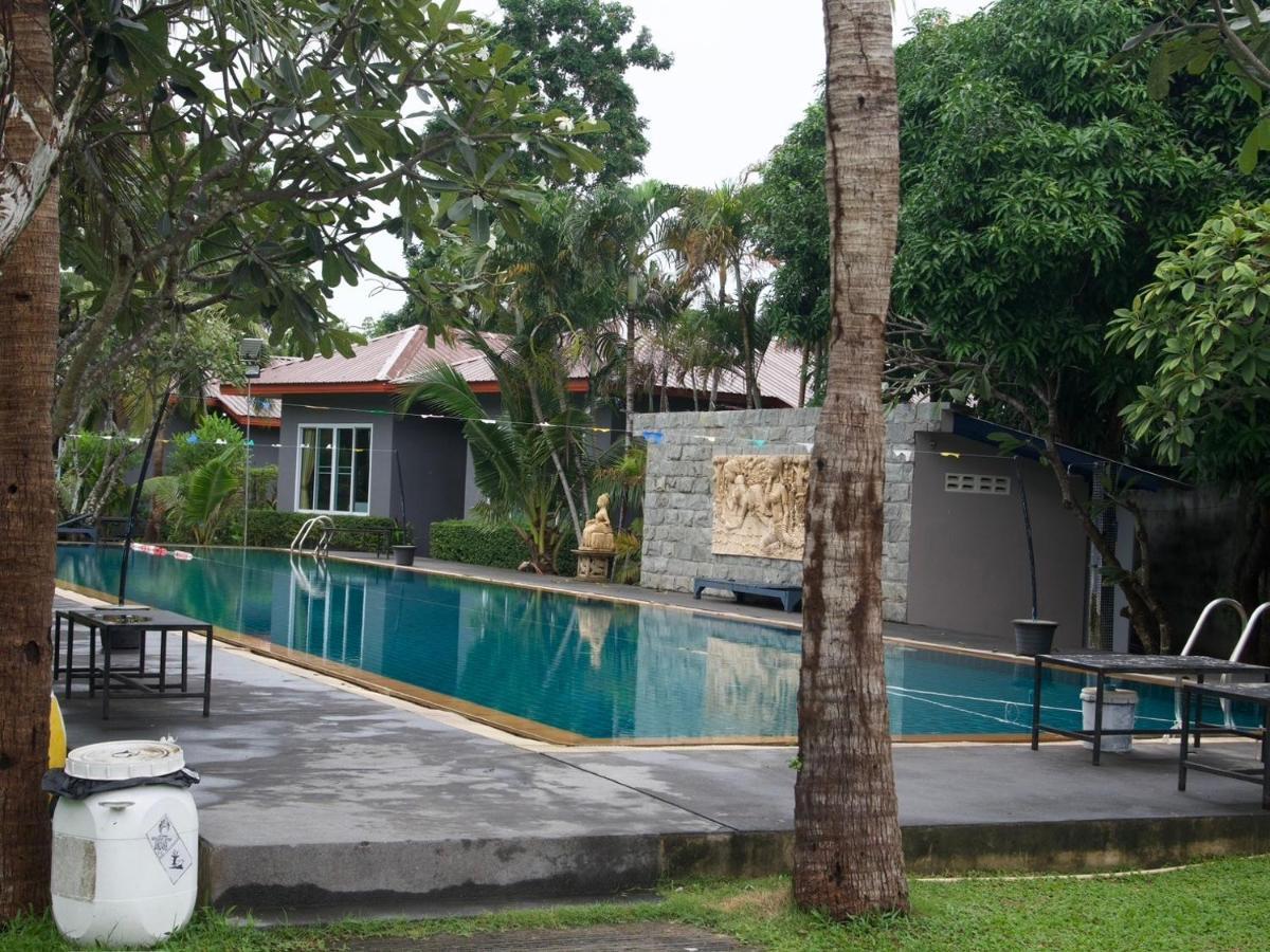 Airport Garden Resort *