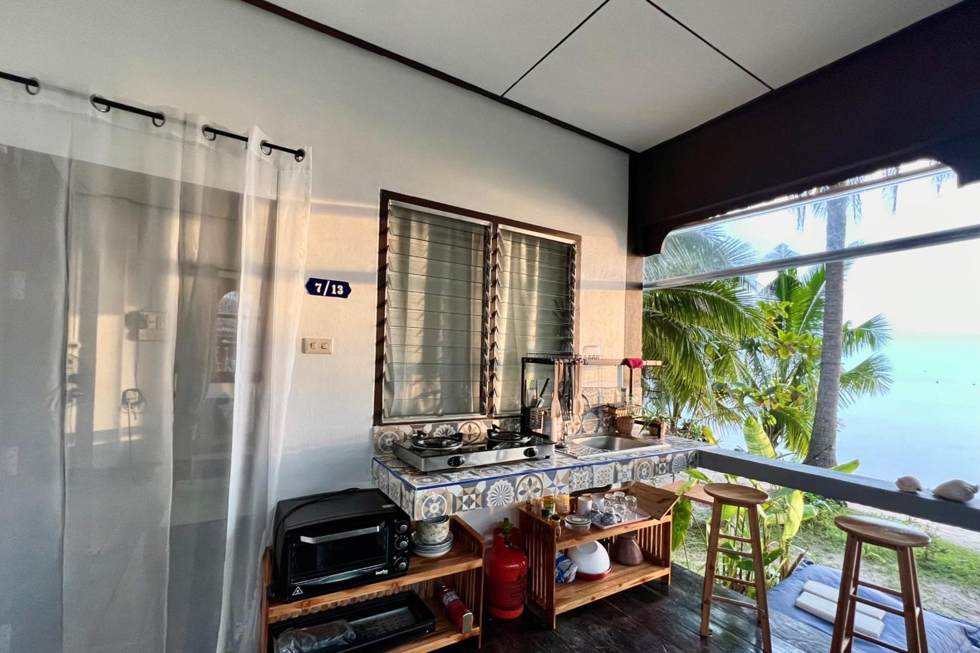 Front - Outdoor Shower - Working Desk Casa de férias