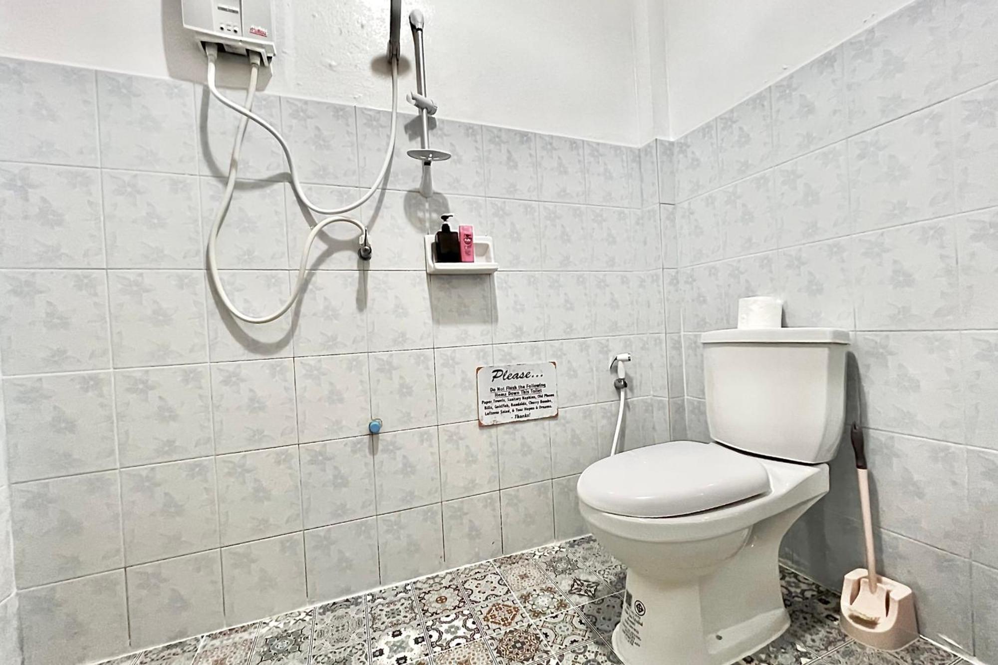 Front - Outdoor Shower - Working Desk Casa de férias