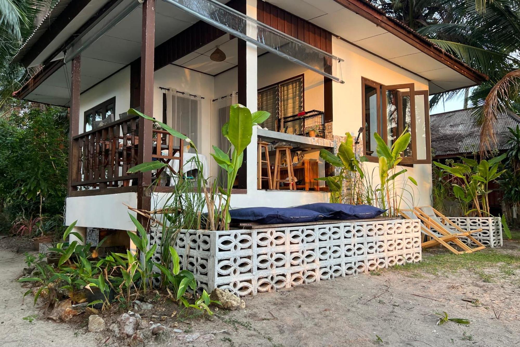 Front - Outdoor Shower - Working Desk Casa de férias *