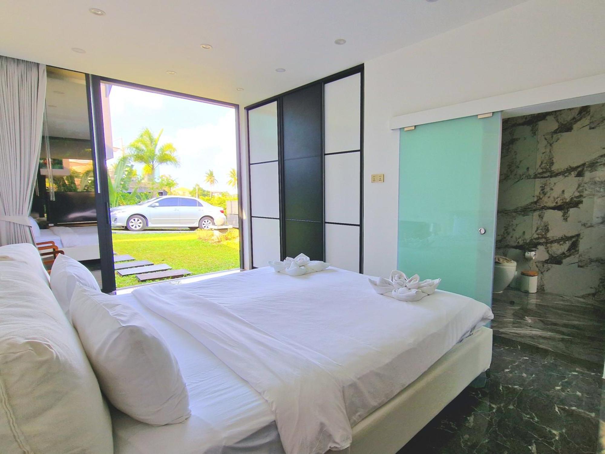 Villa Obsidian, With Staff, Sea View And Walk To