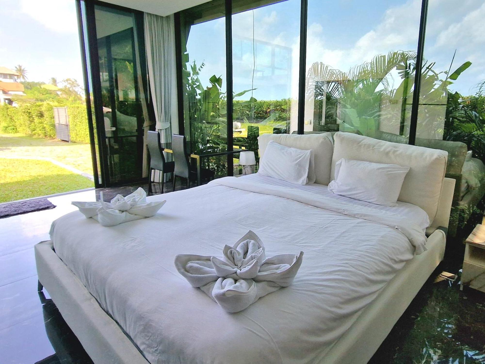Villa Obsidian, With Staff, Sea View And Walk To