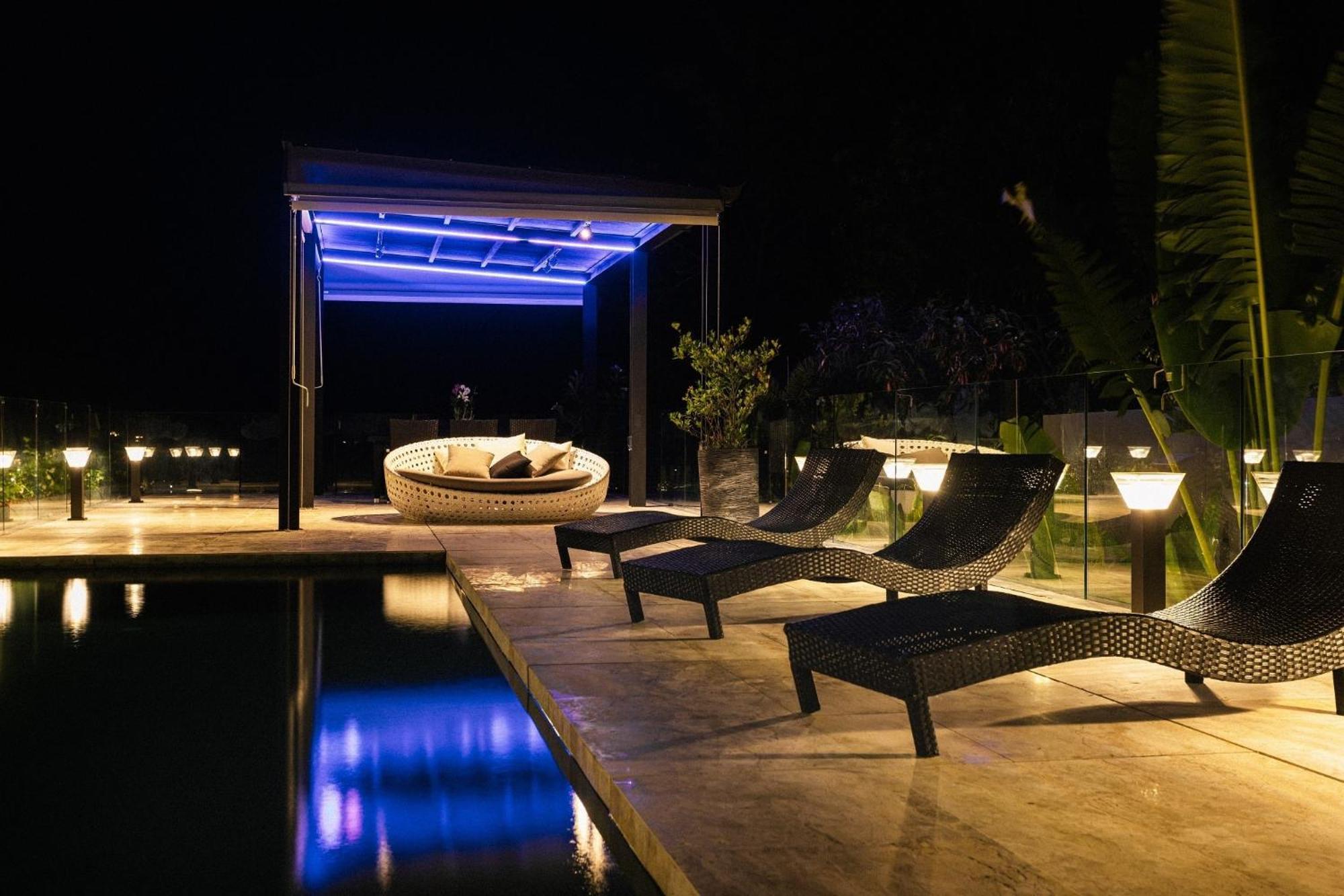 Villa Obsidian, With Staff, Sea View And Walk To