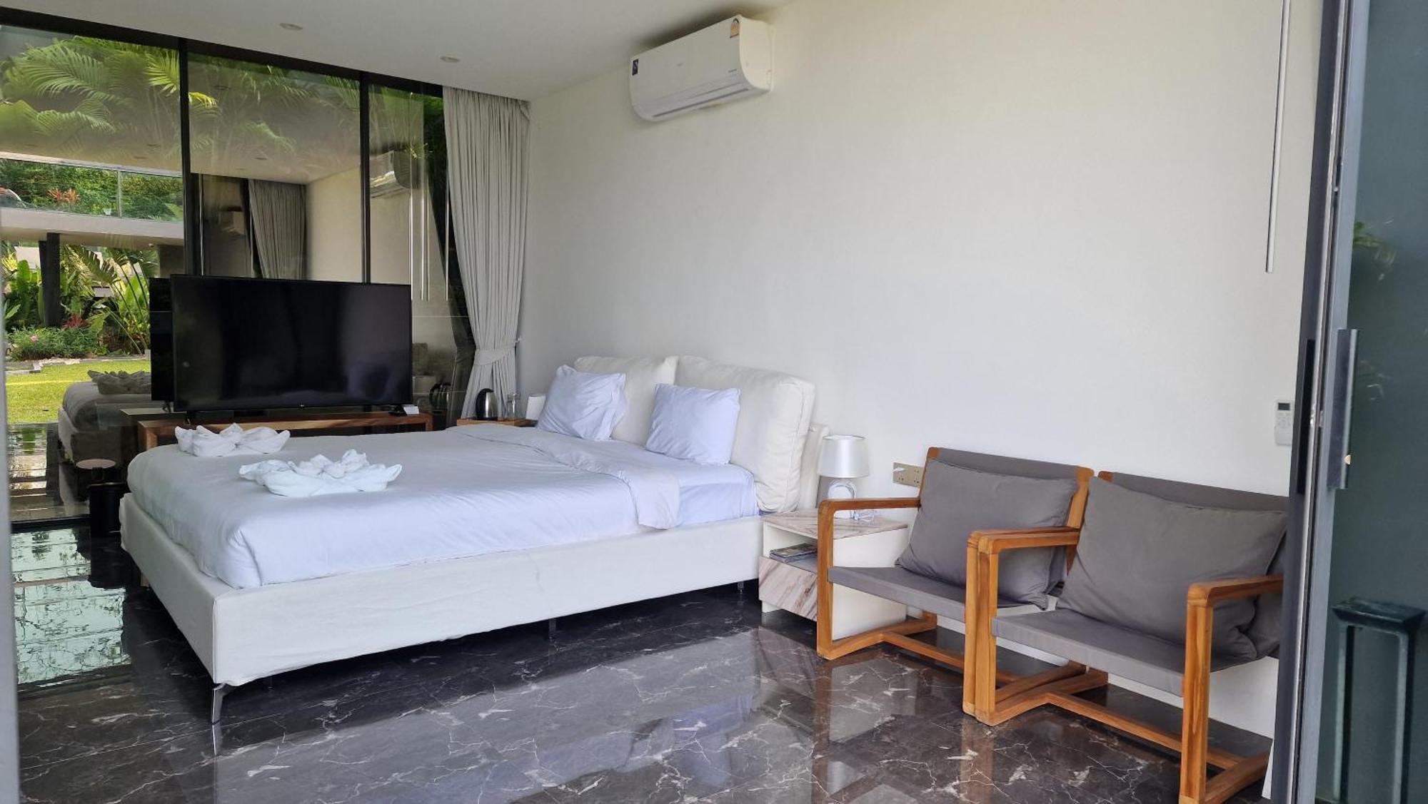 Obsidian, With Staff, Sea View And Walk To
