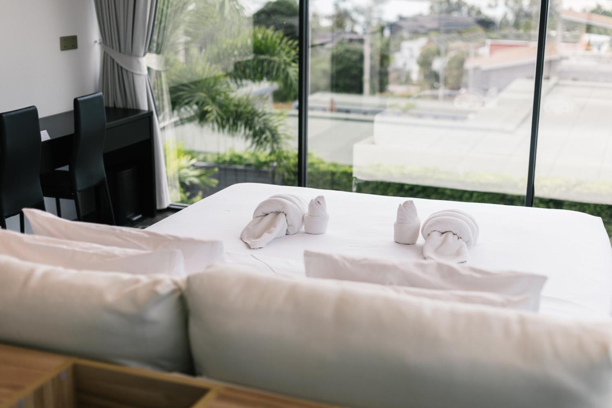 Obsidian, With Staff, Sea View And Walk To Villa *