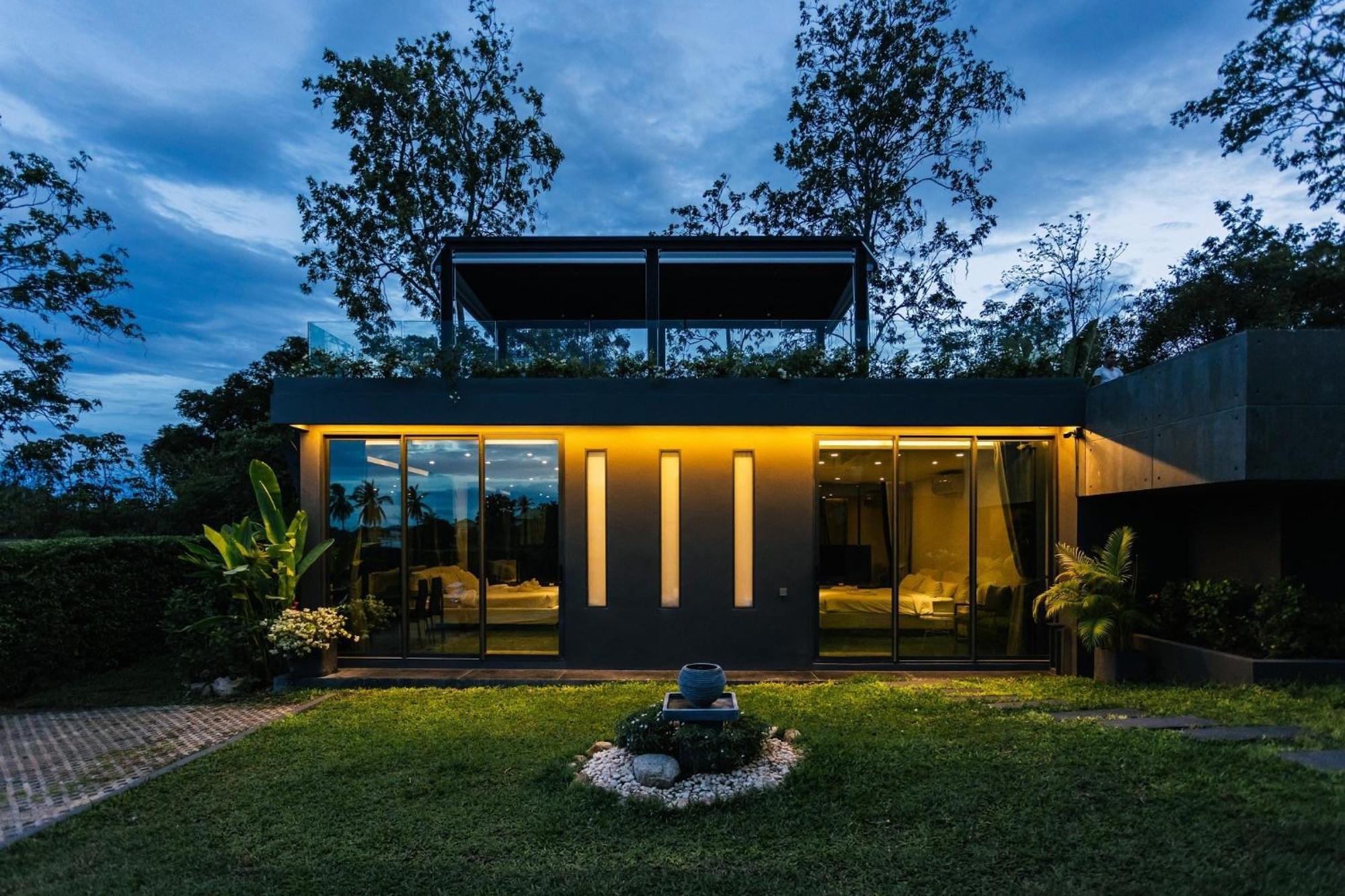 Obsidian, With Staff, Sea View And Walk To Villa