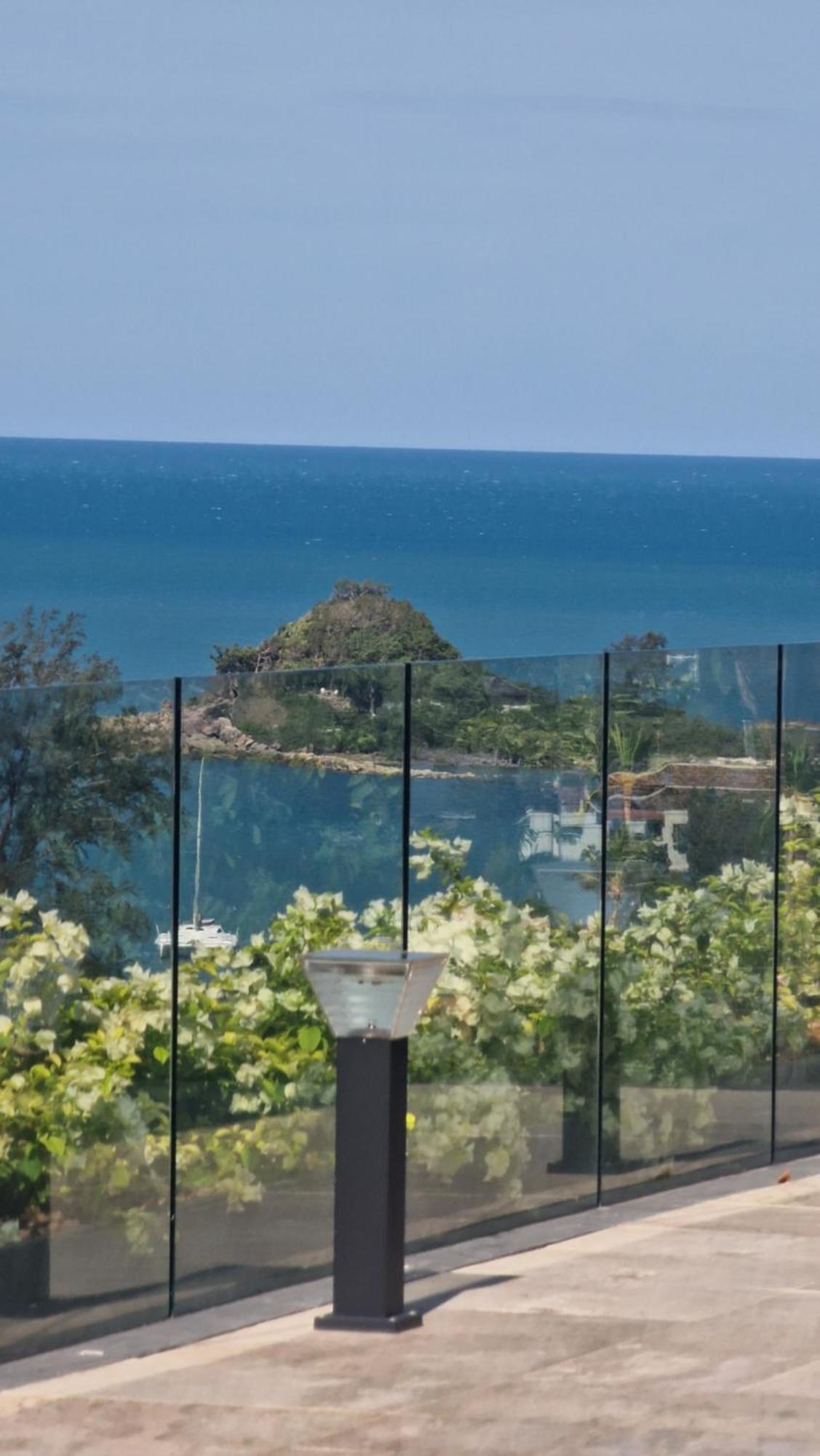 Villa Obsidian, With Staff, Sea View And Walk To