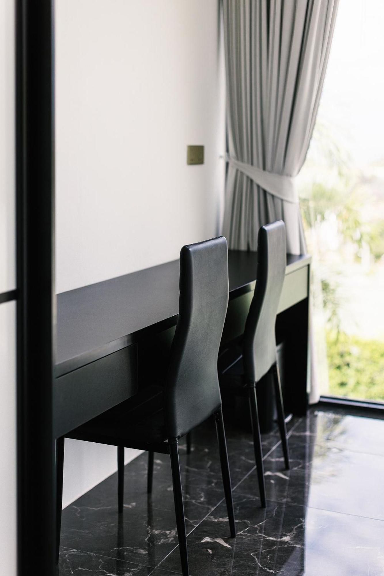 Villa Obsidian, With Staff, Sea View And Walk To *