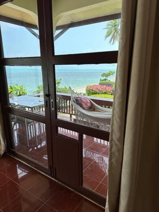 House Steps From The Sea *