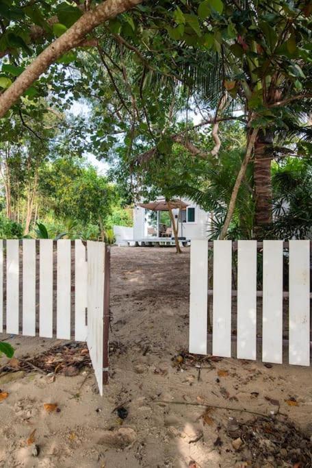 Vakantiehuis Brand New Beachfront & Secluded Tiny House Koh Samui