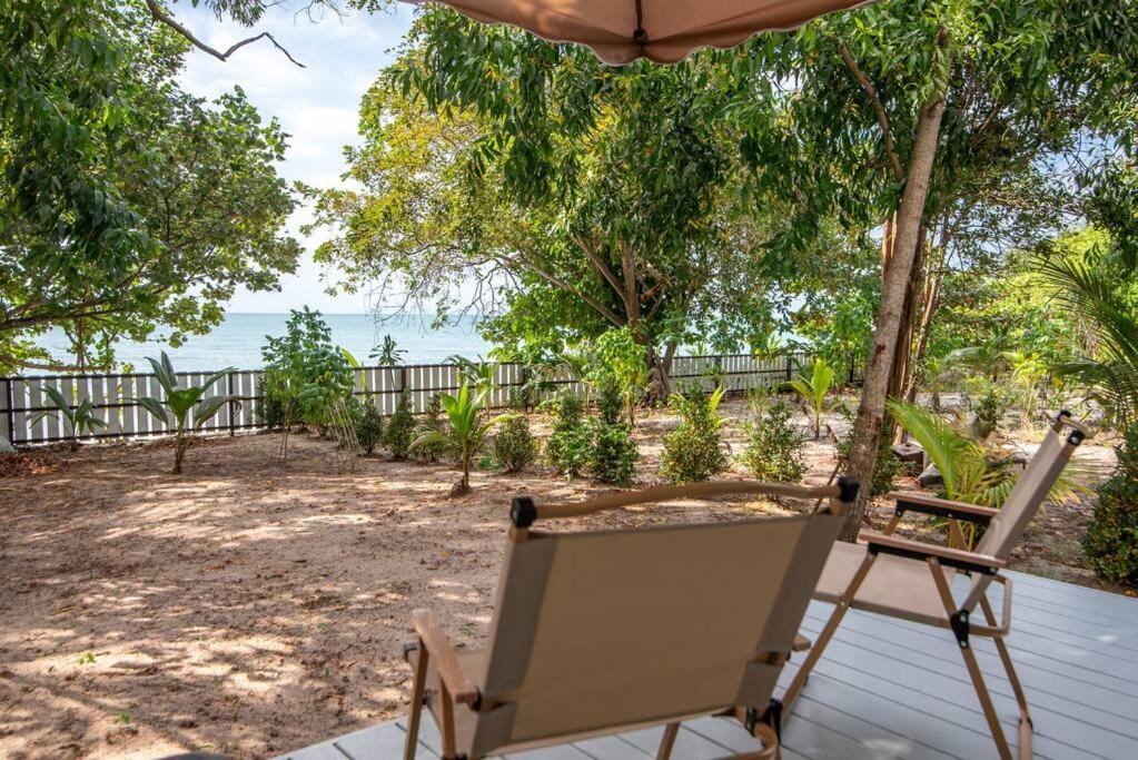Brand New Beachfront & Secluded Tiny House Vakantiehuis *
