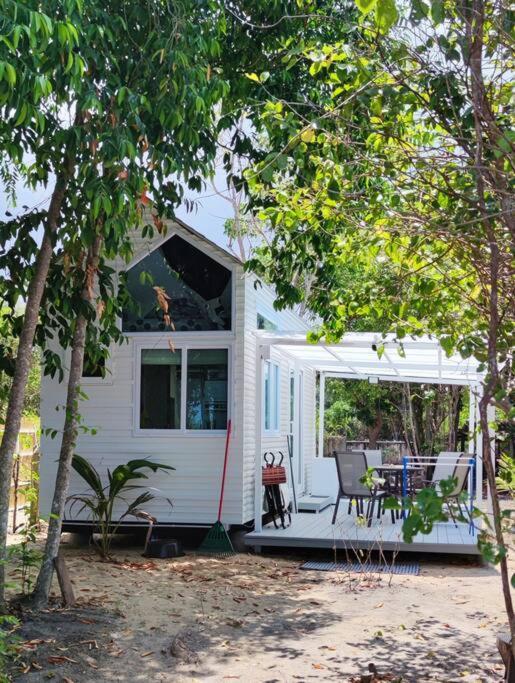 Holiday home Brand New Beachfront Tiny Oniro