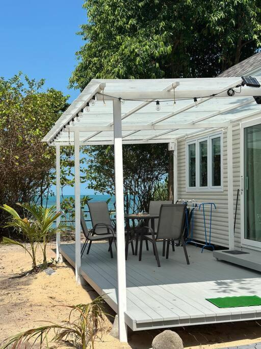 Holiday home Brand New Beachfront Tiny Oniro