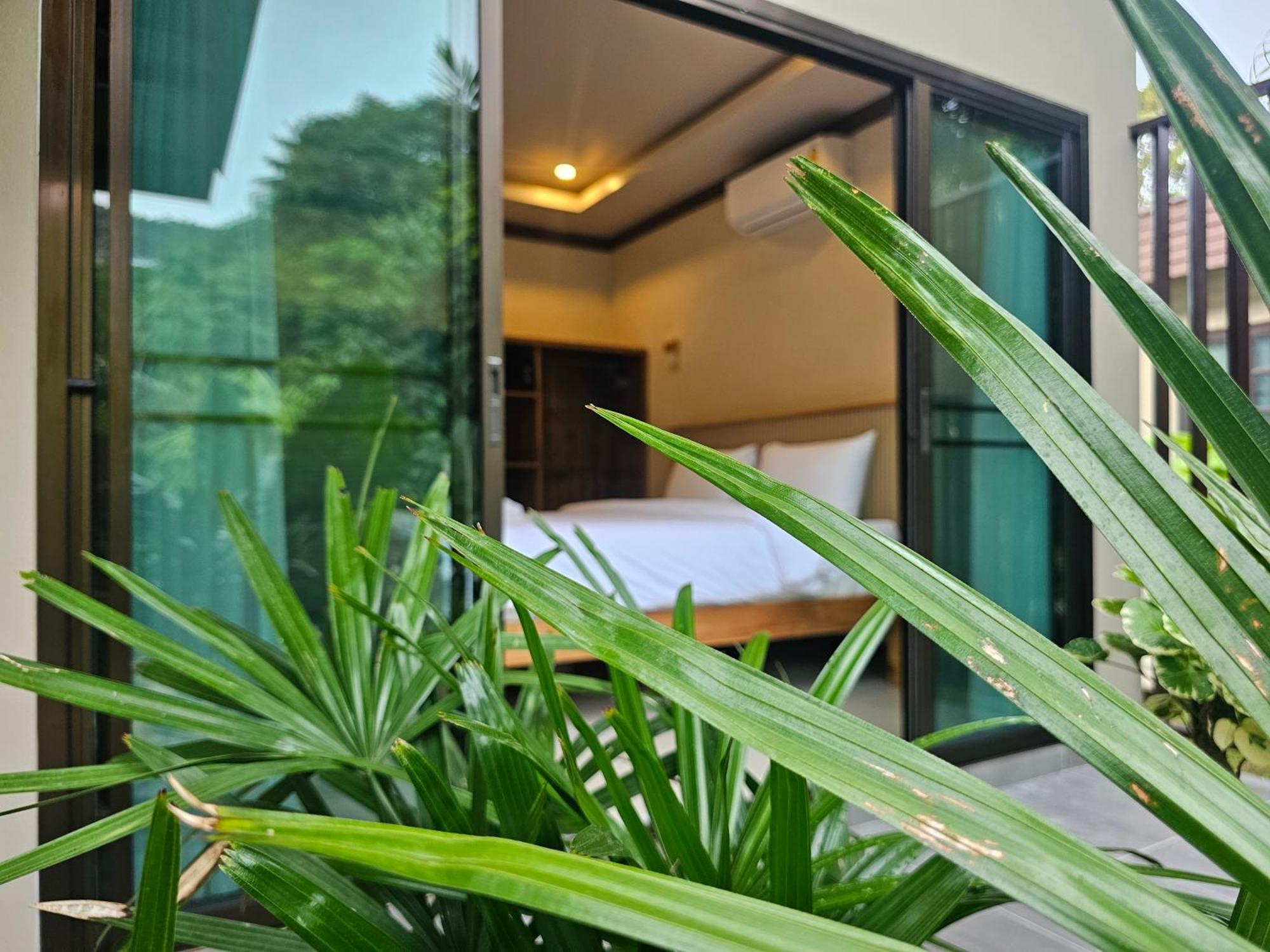 Bang Po Hut Resort 3*