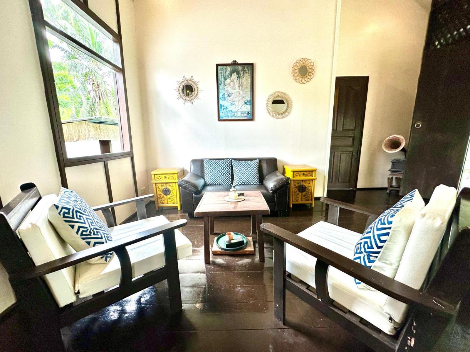 La Maison - *