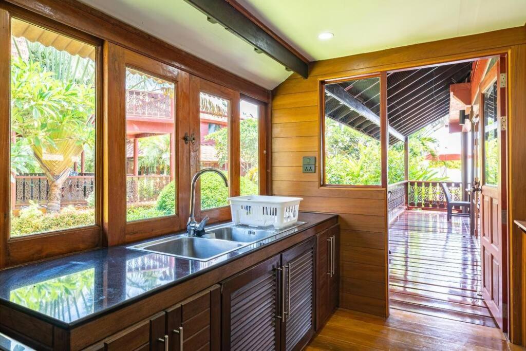 Tropical Beachside 4 Bedroom - Kbr23 Holiday home