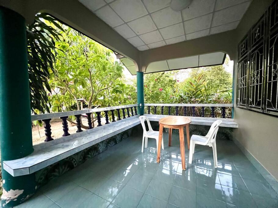 Local Garden 2br 2bath Wifi Holiday home *