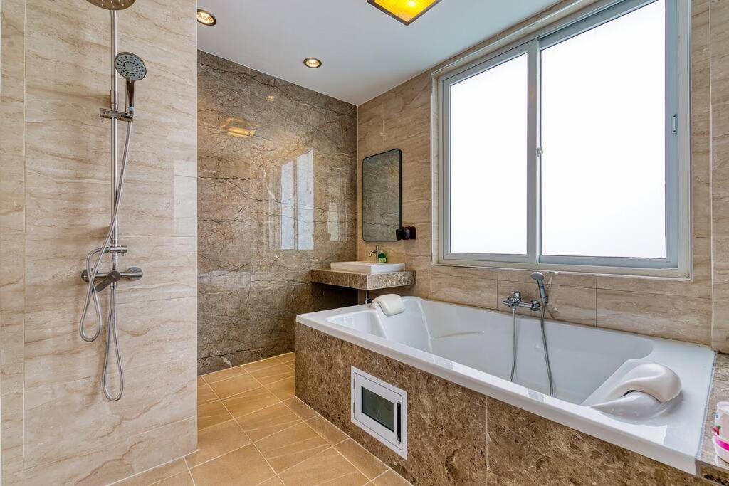 New 8 Bedroom Seaview Gym Pool Holiday home *