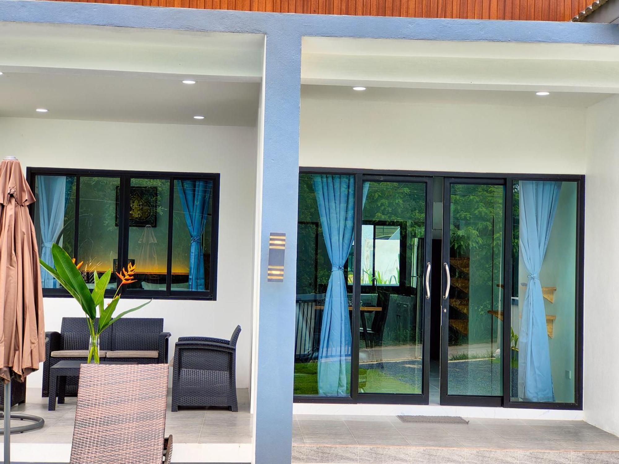 Cozy Pool House 3 Min To *