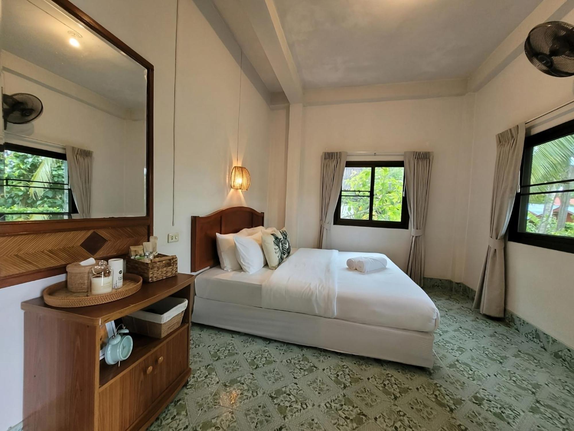 Paradise Escape Nr W/veranda, Bicycle, Wi-fi Holiday home Mae Nam