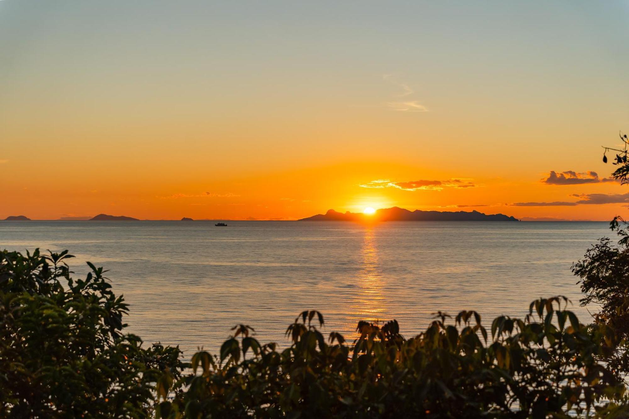 Sunset With Wellness & Access Villa